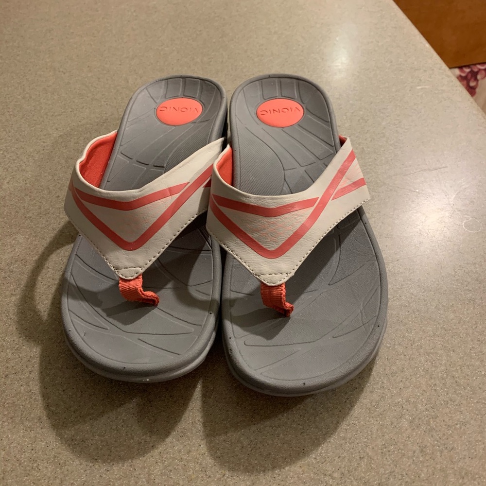 VIONIC....athletic flip flops..size 7